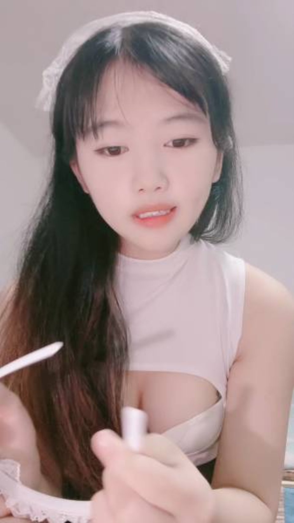 [美女] [视频分类] 新来的小妞兼职赚外快，全程露脸乖巧可爱[1V 948M 百度盘]